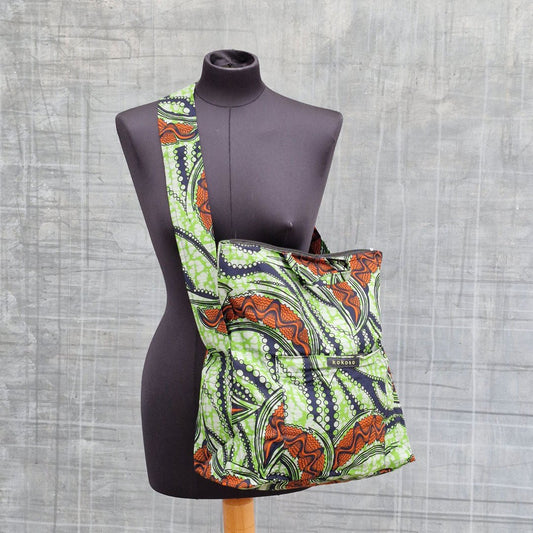 Sac bandoulière en tissu africain, petit label entre la Suisse et le Burkina Faso.