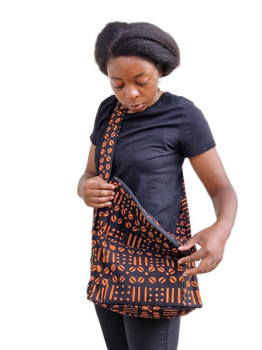 Sac bandoulière en tissu africain, petit label entre la Suisse et le Burkina Faso.