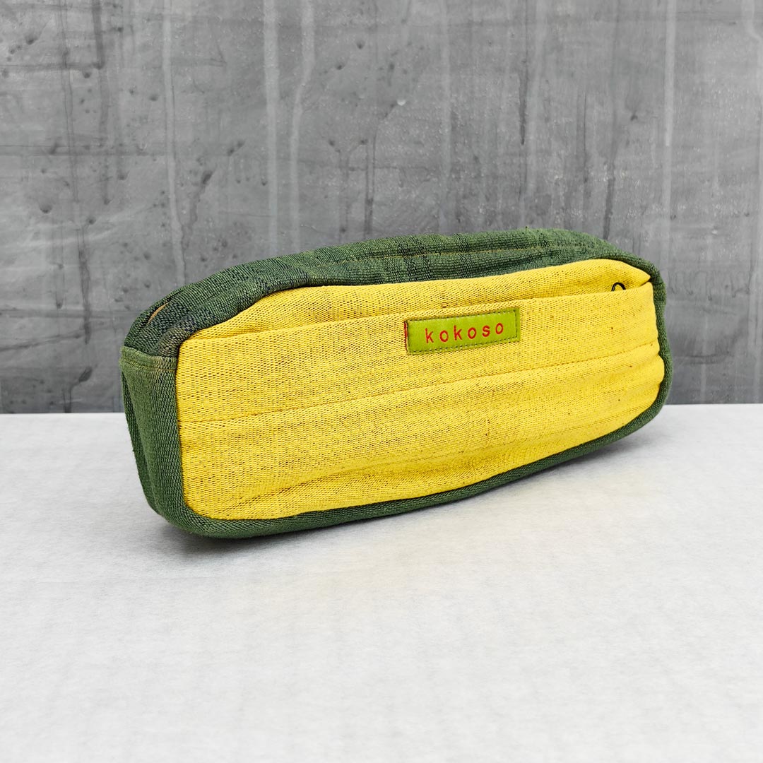 Trousse en coton tissé main, petit format pour les déplacements.