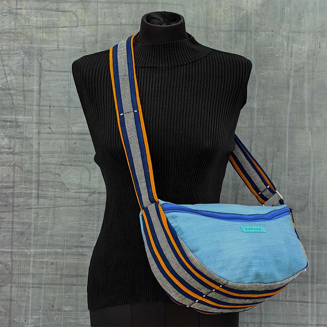 cadeau artisanal, Sac tissé bleu à bandoulière produit sous des conditions équitables