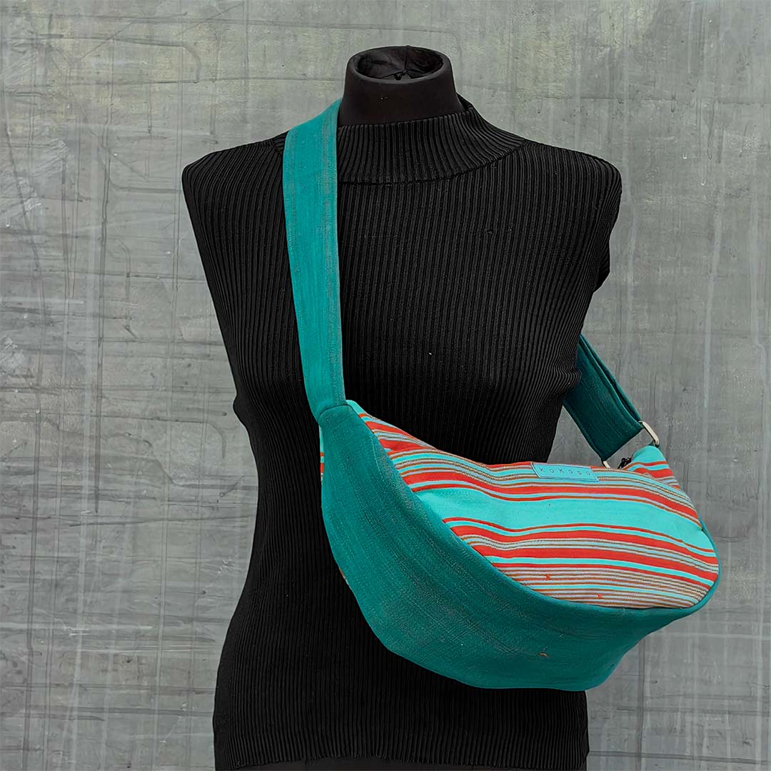 cadeau artisanal, Sac tissé bleu à bandoulière produit sous des conditions équitables