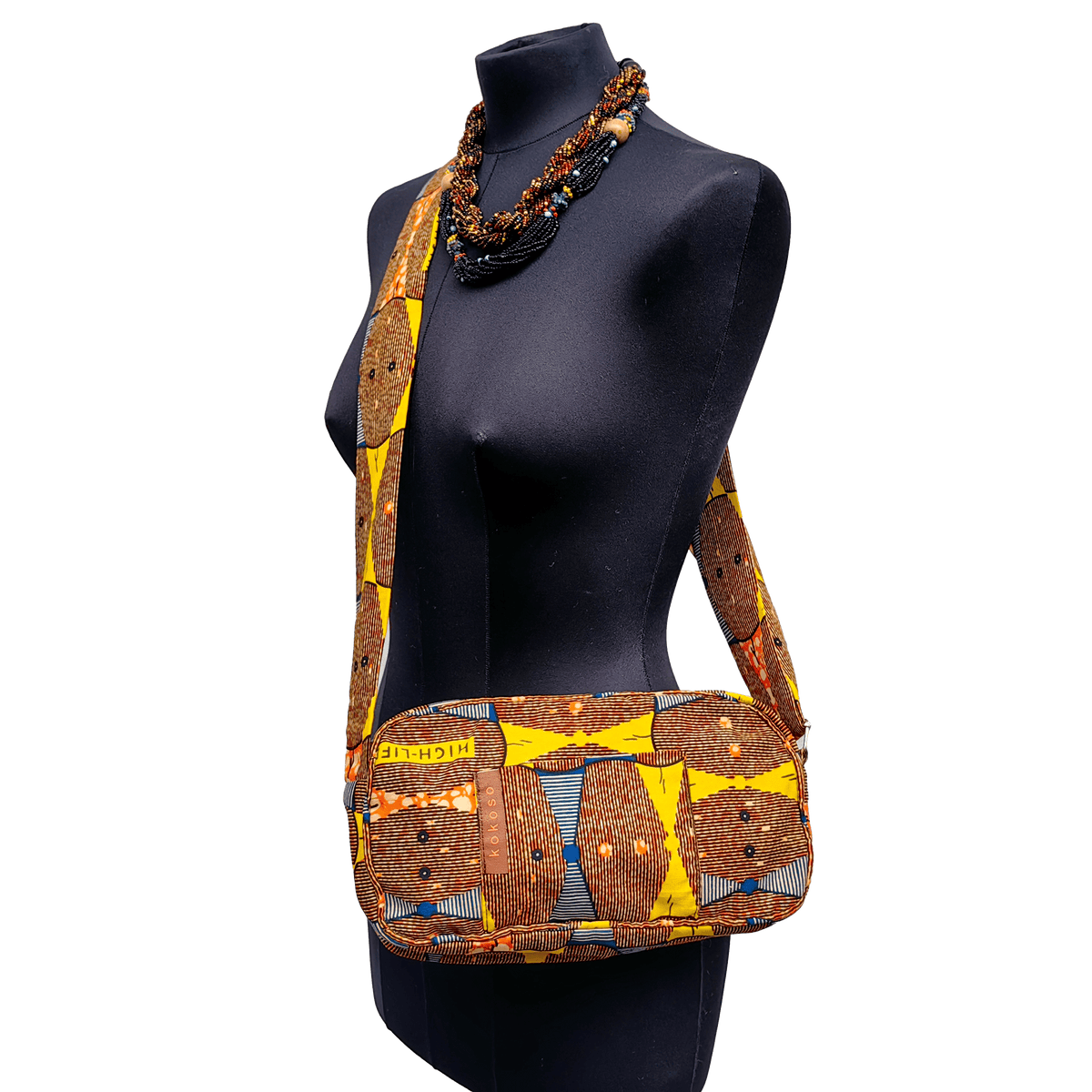 Sac bandoulière en tissu africain, petit label entre la Suisse et le Burkina Faso.
