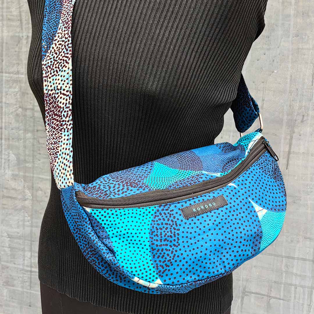sacoche en wax bleue avec motif circulaire
