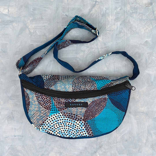 sacoche en wax bleue avec motif circulaire