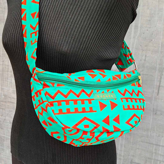 sac lune en wax turquoise avec motifs géométriques rouges