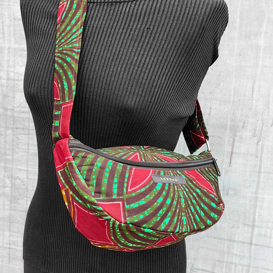 sacoche en wax verte avec motifs bordeaux