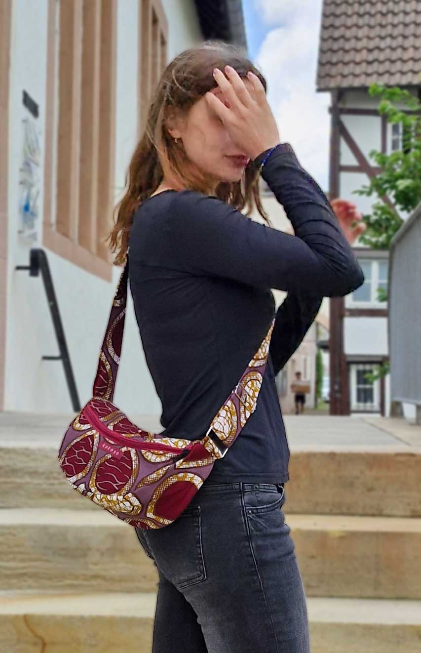 sacoche avec motifs beiges, bordeaux et violets