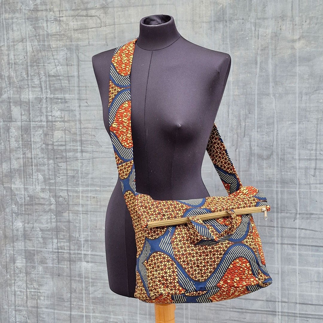 Sac bandoulière en tissu africain, petit label entre la Suisse et le Burkina Faso.