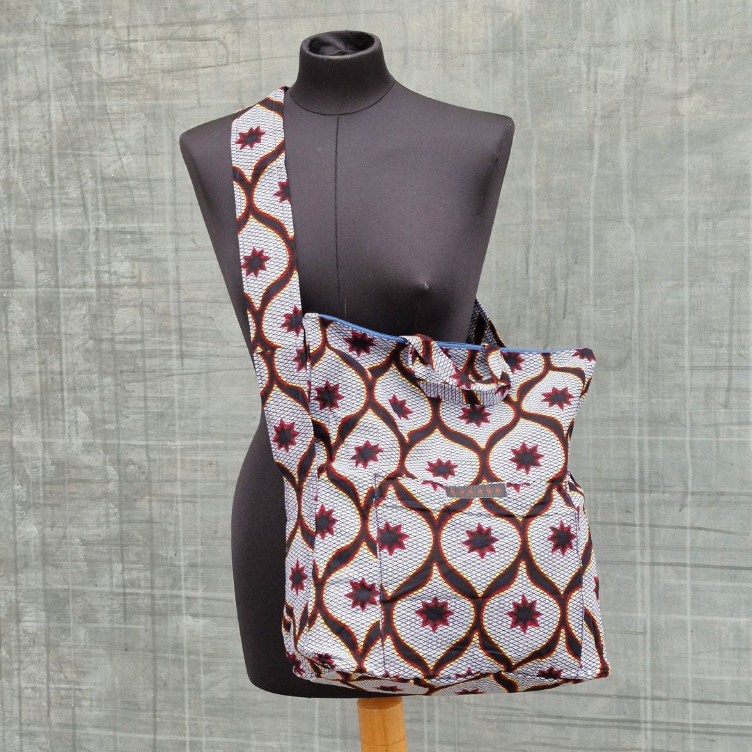 Sac bandoulière en tissu africain, petit label entre la Suisse et le Burkina Faso.