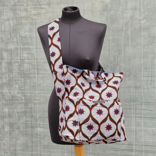 Sac bandoulière en tissu africain, petit label entre la Suisse et le Burkina Faso.