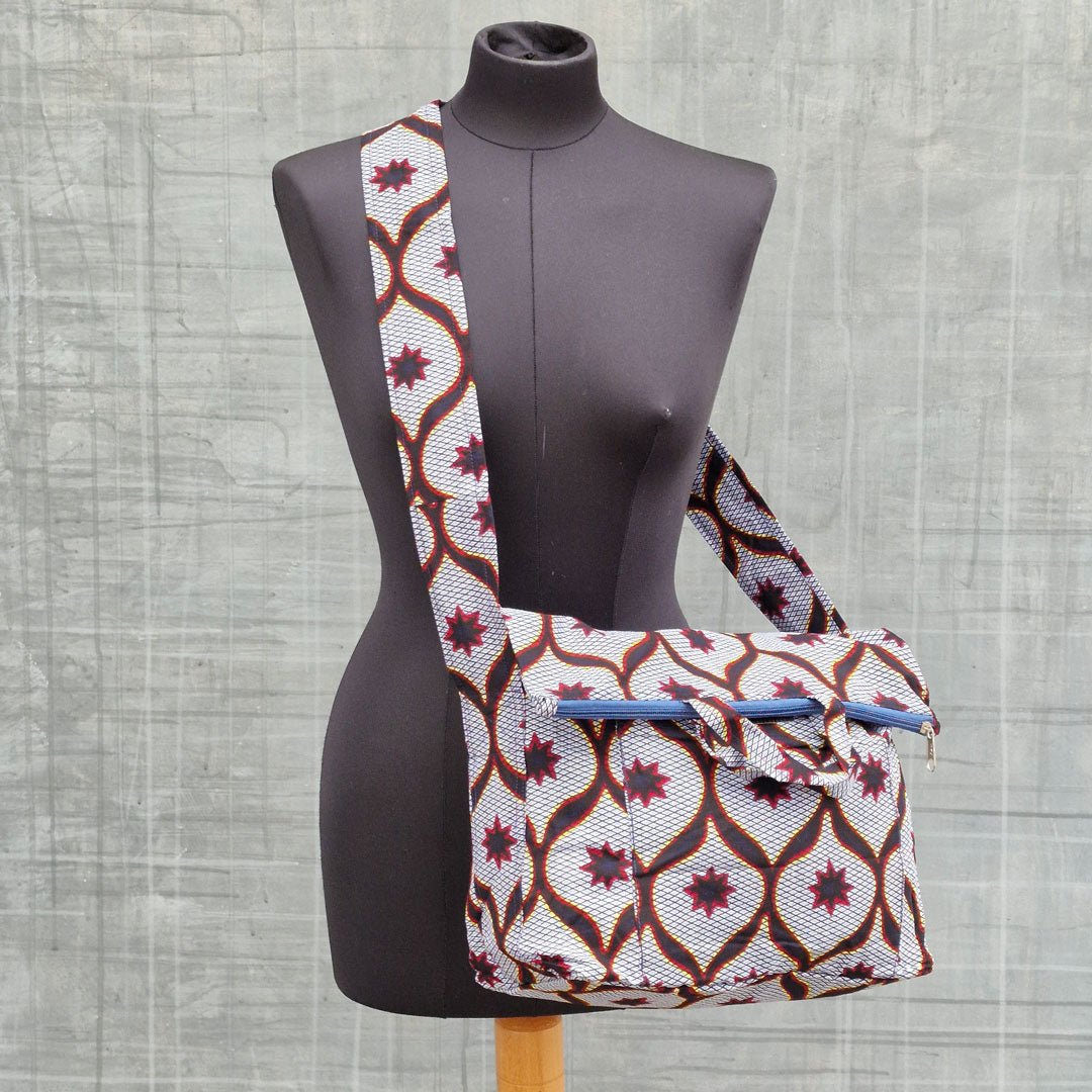 Sac bandoulière en tissu africain, petit label entre la Suisse et le Burkina Faso.