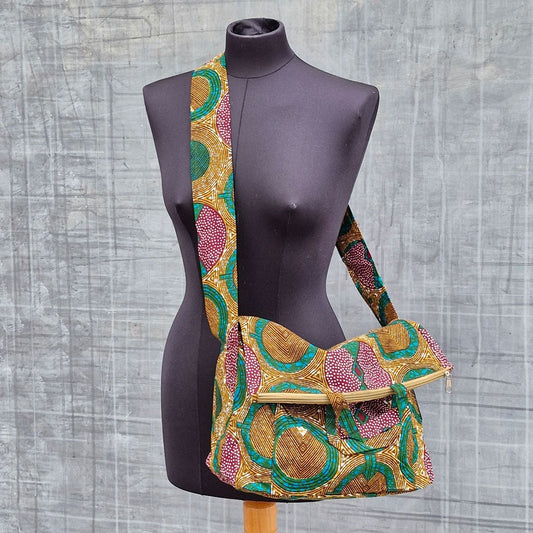 Sac bandoulière en tissu africain, petit label entre la Suisse et le Burkina Faso.