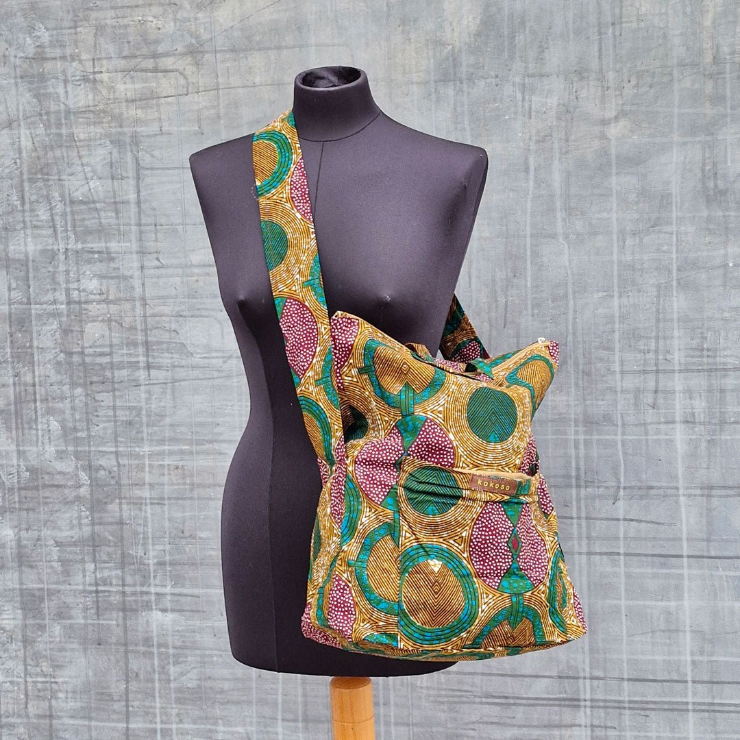 Sac bandoulière en tissu africain, petit label entre la Suisse et le Burkina Faso.