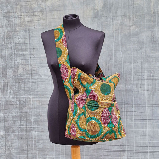 Sac bandoulière en tissu africain, petit label entre la Suisse et le Burkina Faso.