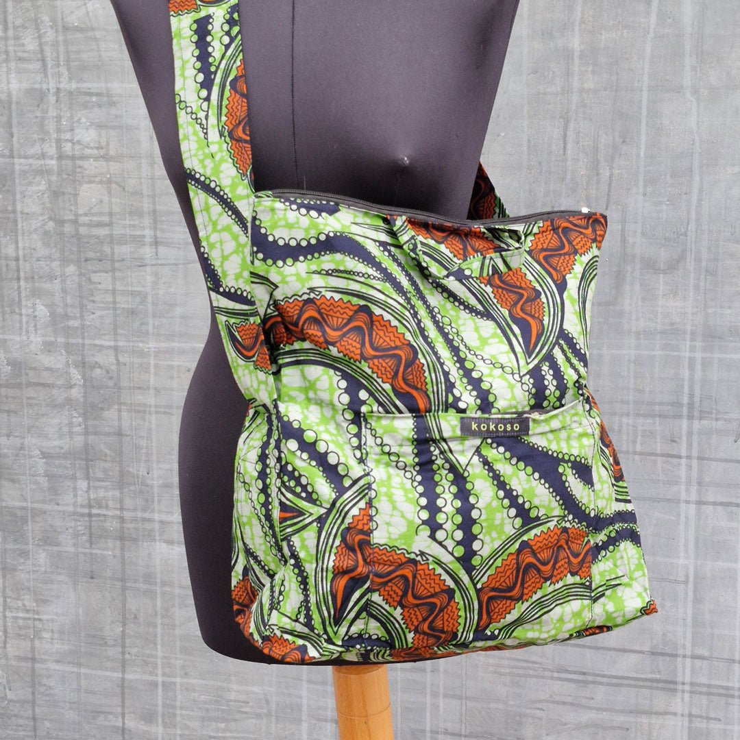 Sac bandoulière en tissu africain, petit label entre la Suisse et le Burkina Faso.