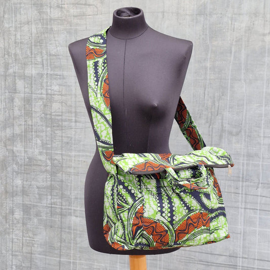 Sac bandoulière en tissu africain, petit label entre la Suisse et le Burkina Faso.