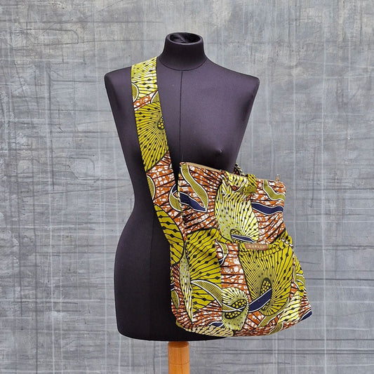 Sac bandoulière en tissu africain, petit label entre la Suisse et le Burkina Faso.