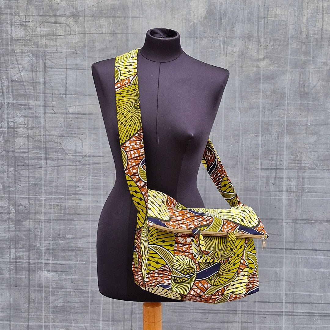 Sac bandoulière en tissu africain, petit label entre la Suisse et le Burkina Faso.
