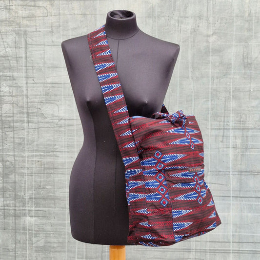 Sac bandoulière en tissu africain, petit label entre la Suisse et le Burkina Faso.