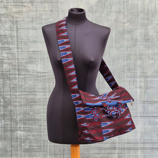 Sac bandoulière en tissu africain, petit label entre la Suisse et le Burkina Faso.