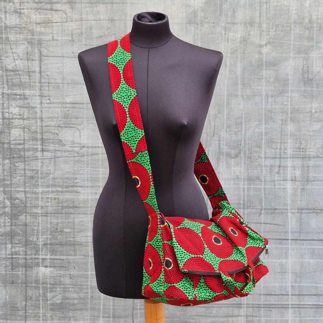Sac bandoulière en tissu africain, petit label entre la Suisse et le Burkina Faso.
