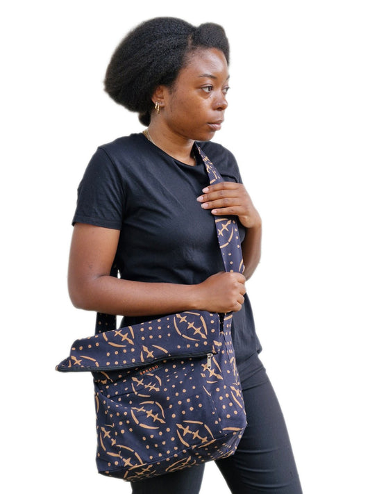 Sac bandoulière en tissu africain, petit label entre la Suisse et le Burkina Faso.