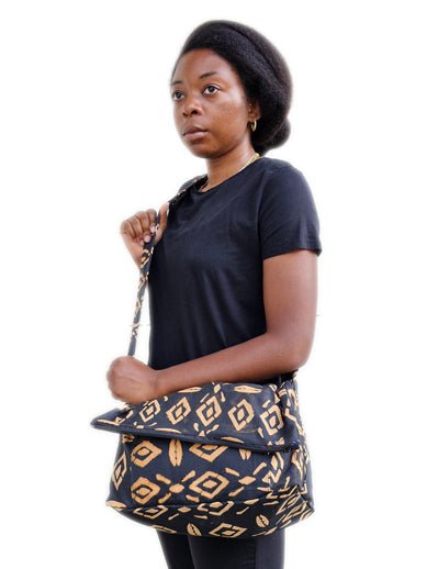 Sac bandoulière en tissu africain, petit label entre la Suisse et le Burkina Faso.