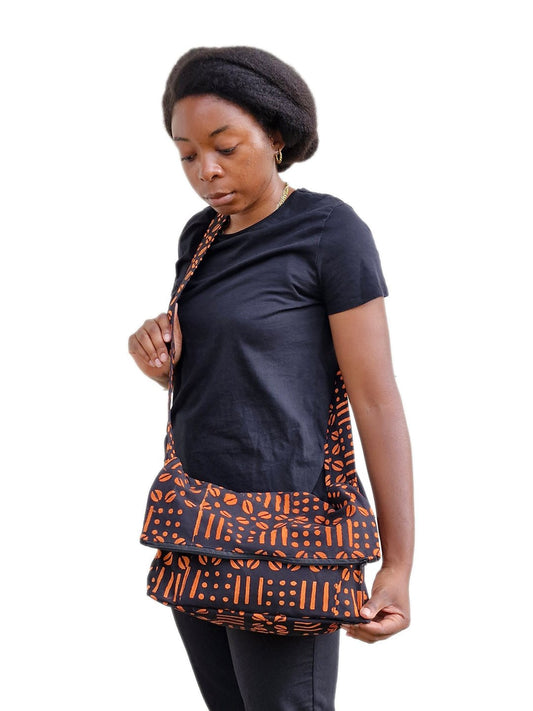 Sac bandoulière en tissu africain, petit label entre la Suisse et le Burkina Faso.