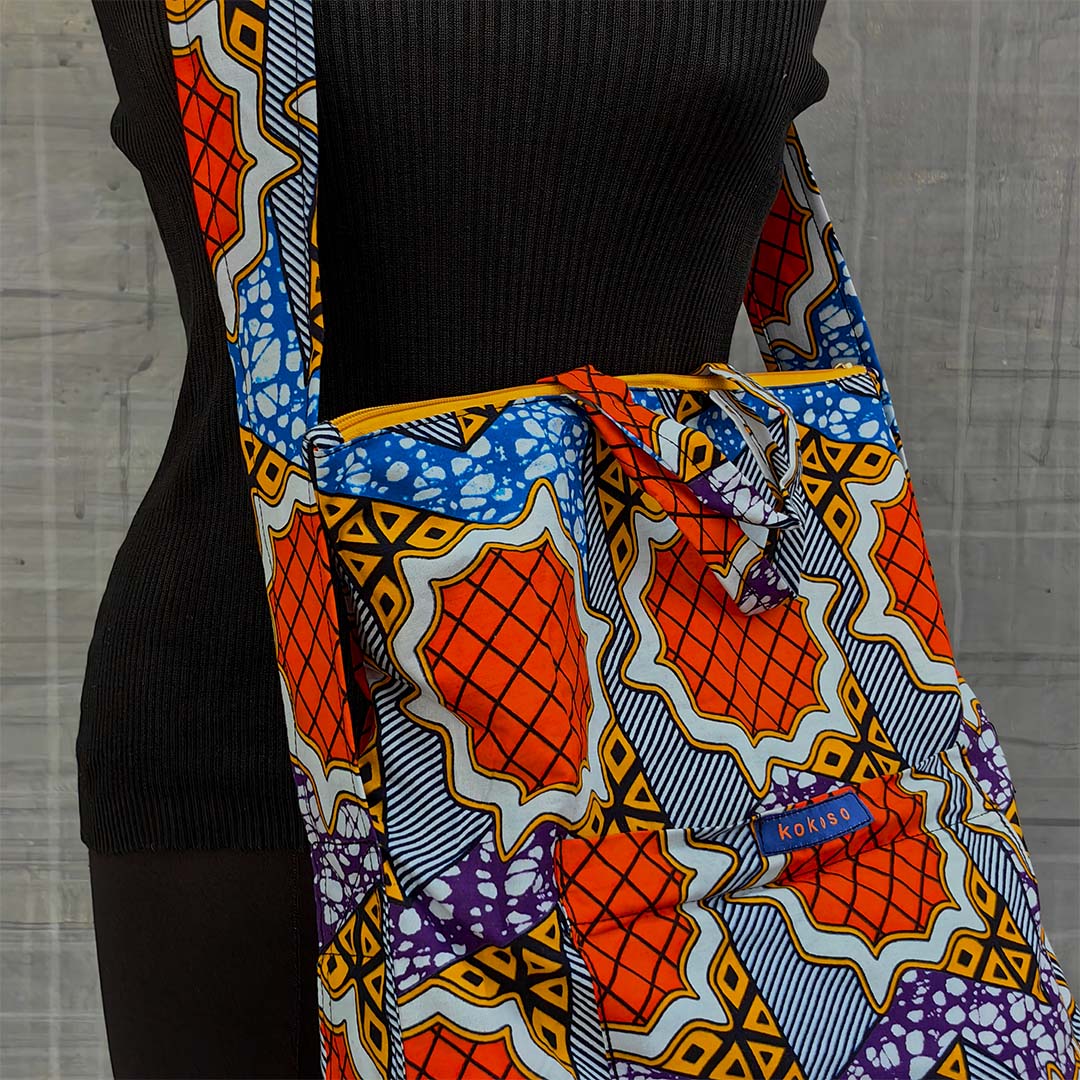 Sac en bandoulière avec motifs oranges, bleus et violets