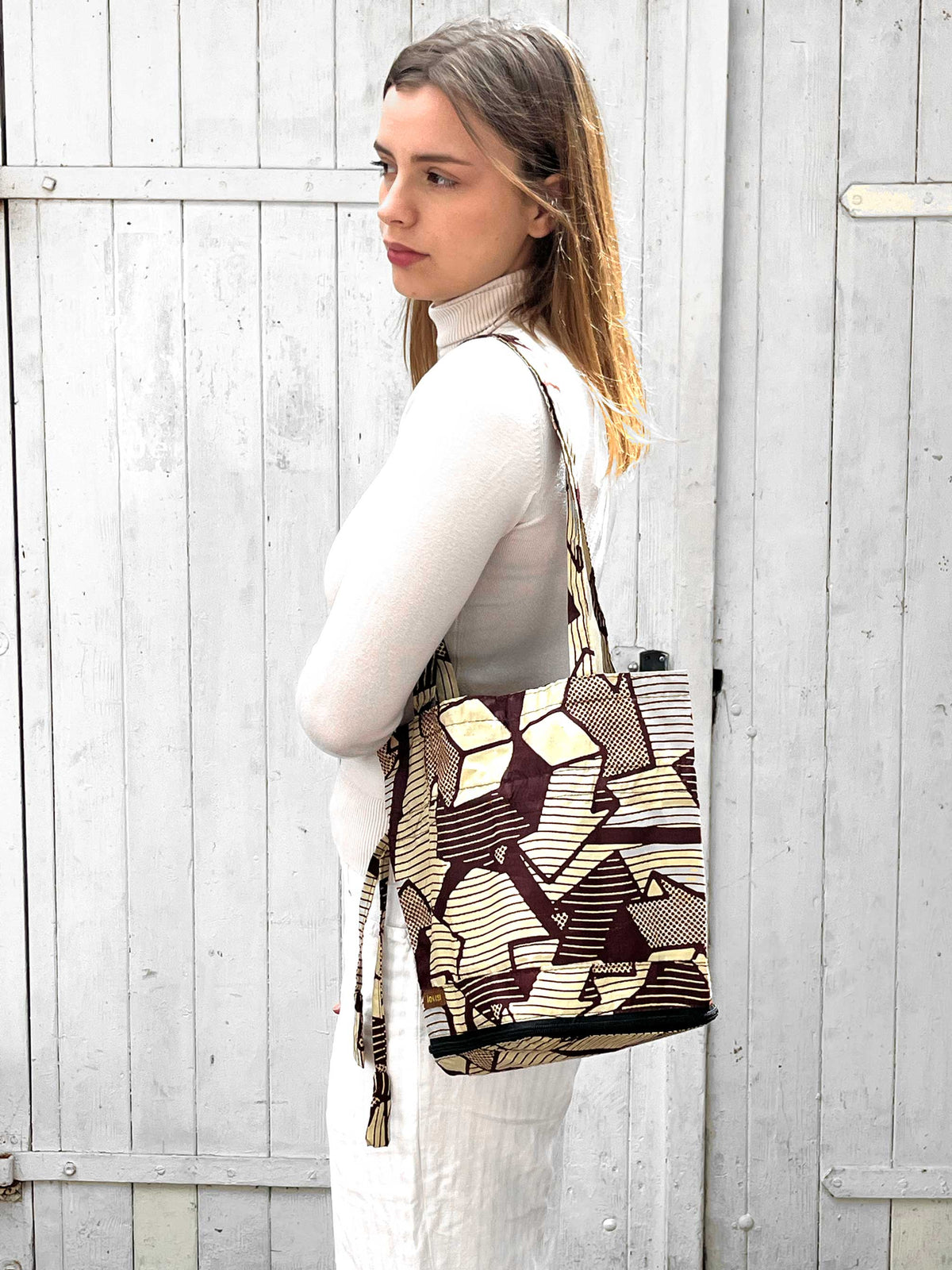 Sac artisanal en tissu africain, fabriqué vegan. Slow fashion de créateur.