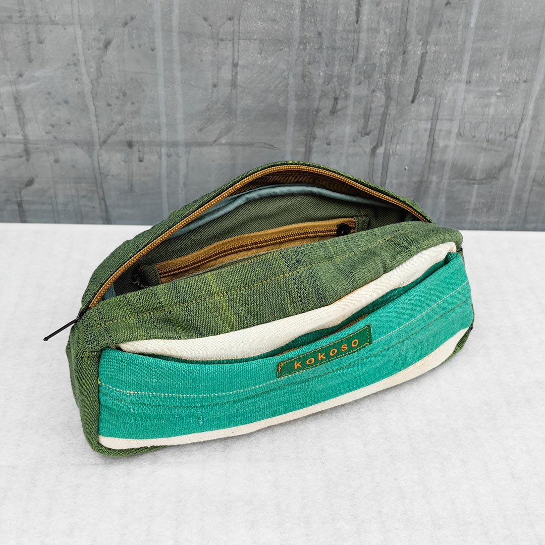 Linéa, la trousse en Faso Dan Fani qui met en valeur le savoir-faire textile du Burkina Faso avec une touche moderne.
