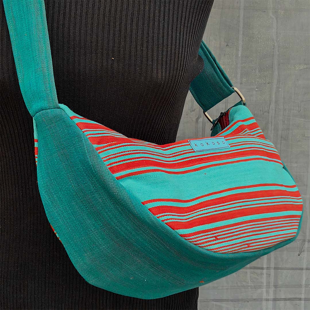 cadeau artisanal, Sac tissé bleu à bandoulière produit sous des conditions équitables