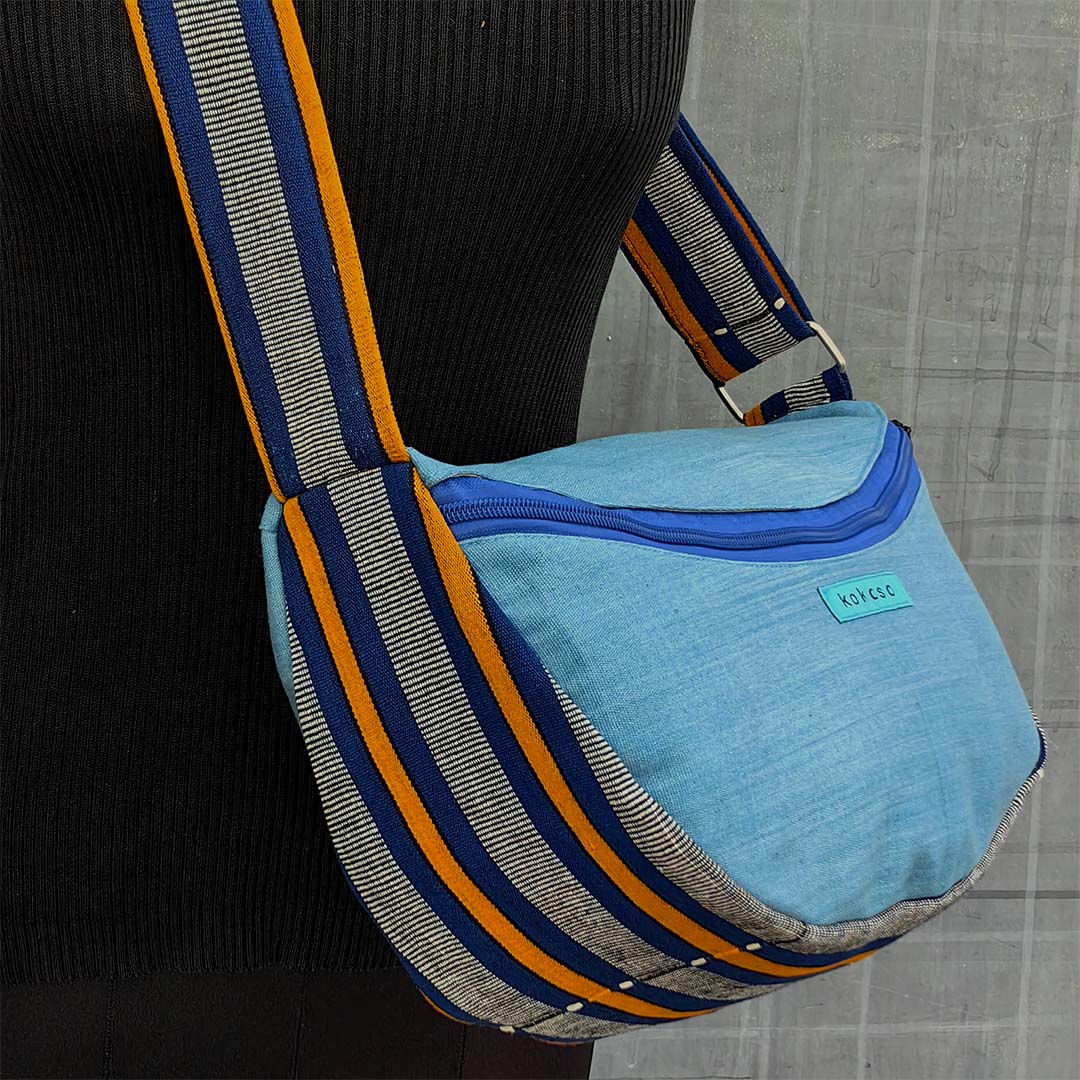 cadeau artisanal, Sac tissé bleu à bandoulière produit sous des conditions équitables