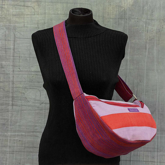 cadeau artisanal, Sac tissé rose à bandoulière produit sous des conditions équitables