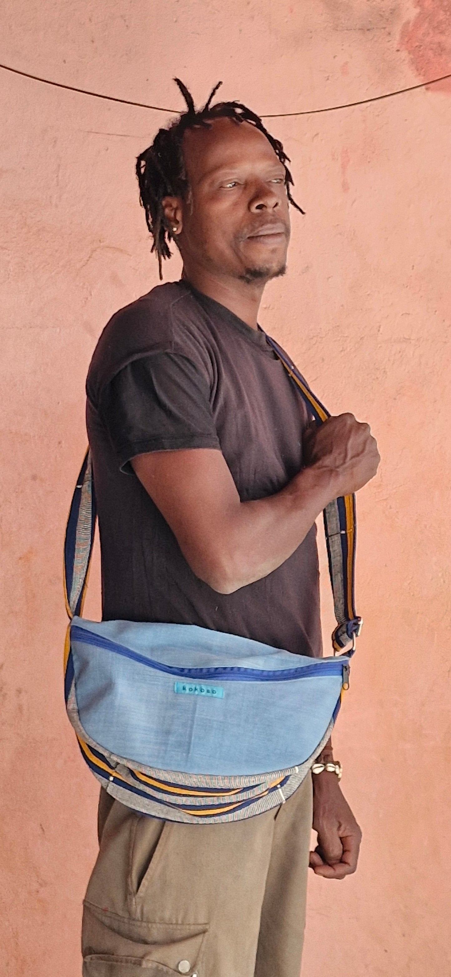 cadeau artisanal, Sac africain bleu tissé coloré issu du commerce équitable
