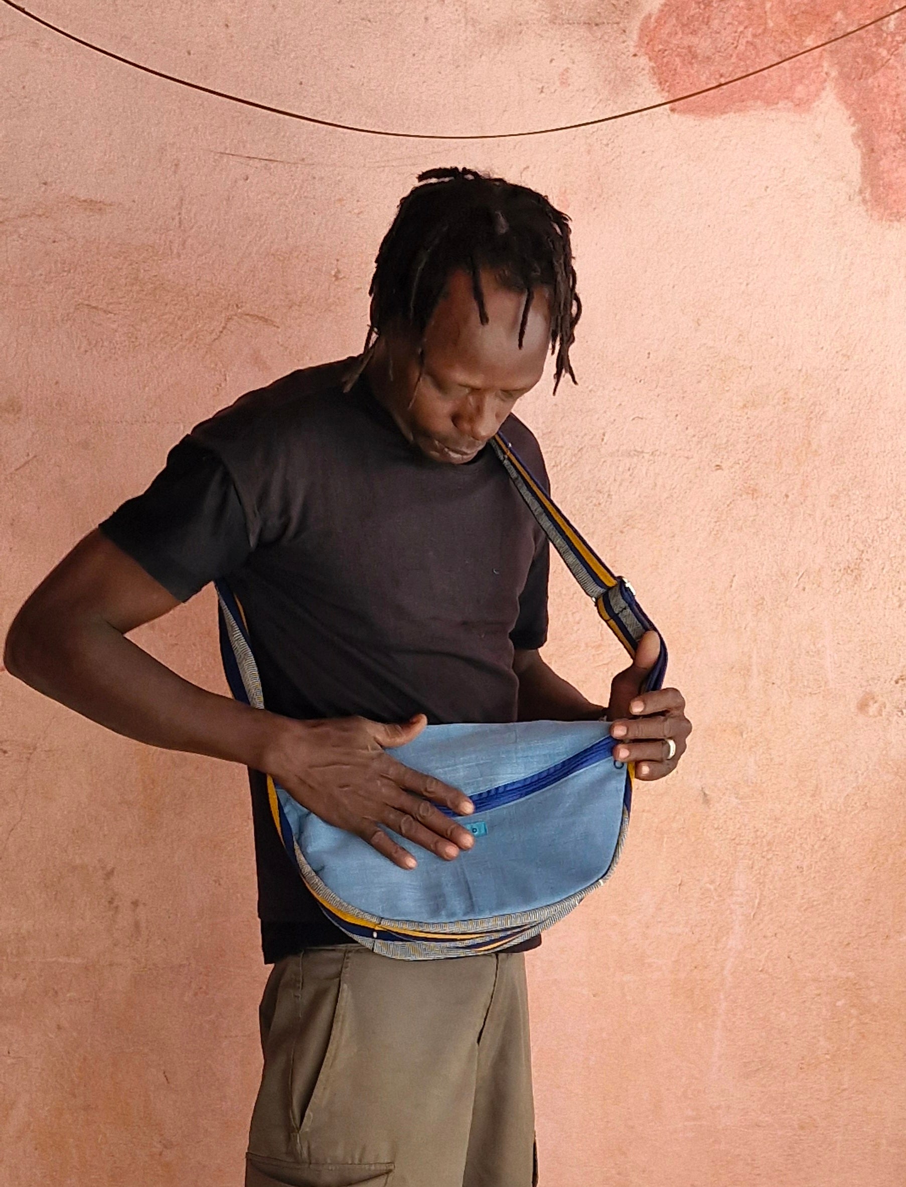 cadeau artisanal, Sac bleu à bandoulière produit sous des conditions équitables