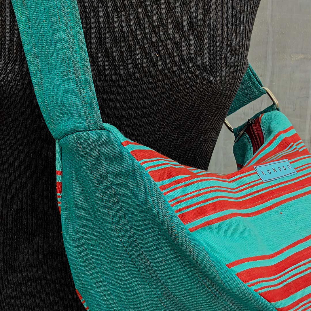 cadeau artisanal, Sac tissé bleu turquoise et rouge à bandoulière produit sous des conditions équitables