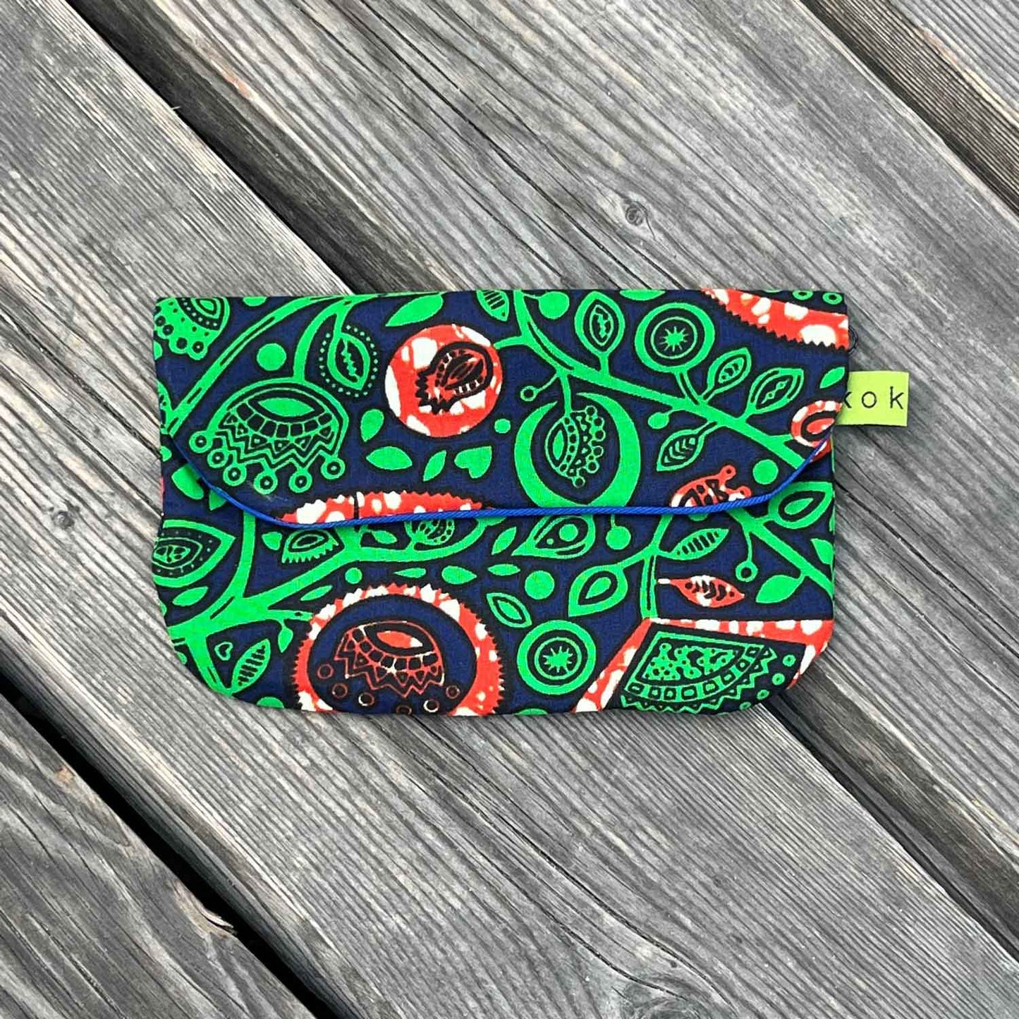 Petite pochette verte avec un motif floral, poche à l'intérieur et un  rabat sur la fermeture éclair