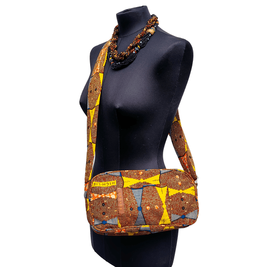 Sac bandoulière en tissu africain, petit label entre la Suisse et le Burkina Faso.