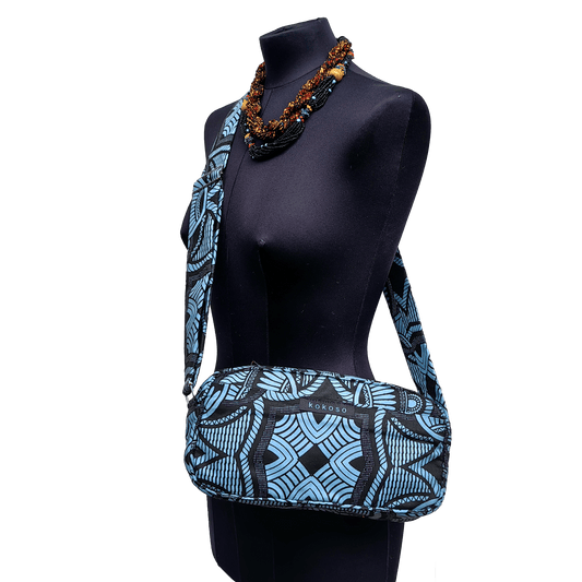Sac bandoulière en tissu africain, petit label entre la Suisse et le Burkina Faso.