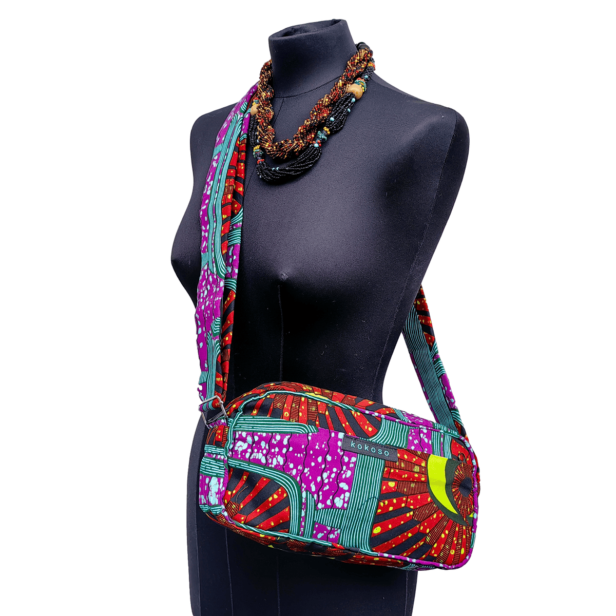 Sac bandoulière en tissu africain, petit label entre la Suisse et le Burkina Faso.