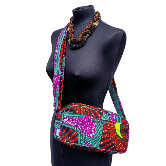 Sac bandoulière en tissu africain, petit label entre la Suisse et le Burkina Faso.