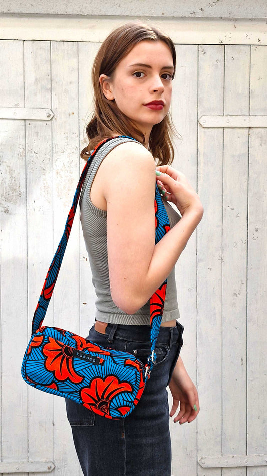 Petite sacoche faite main par Zoumana Sanou avec motifs floraux