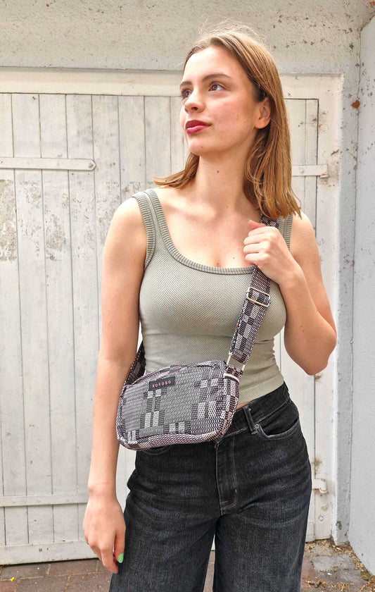 Petite sacoche faite main par Zoumana Sanou avec motifs géométriques