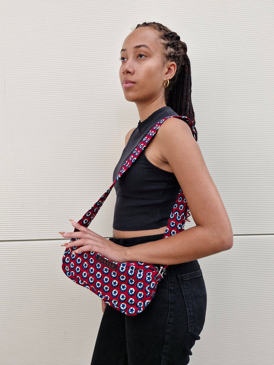 Petite sacoche faite main par Zoumana Sanou avec motifs étoilés, en wax