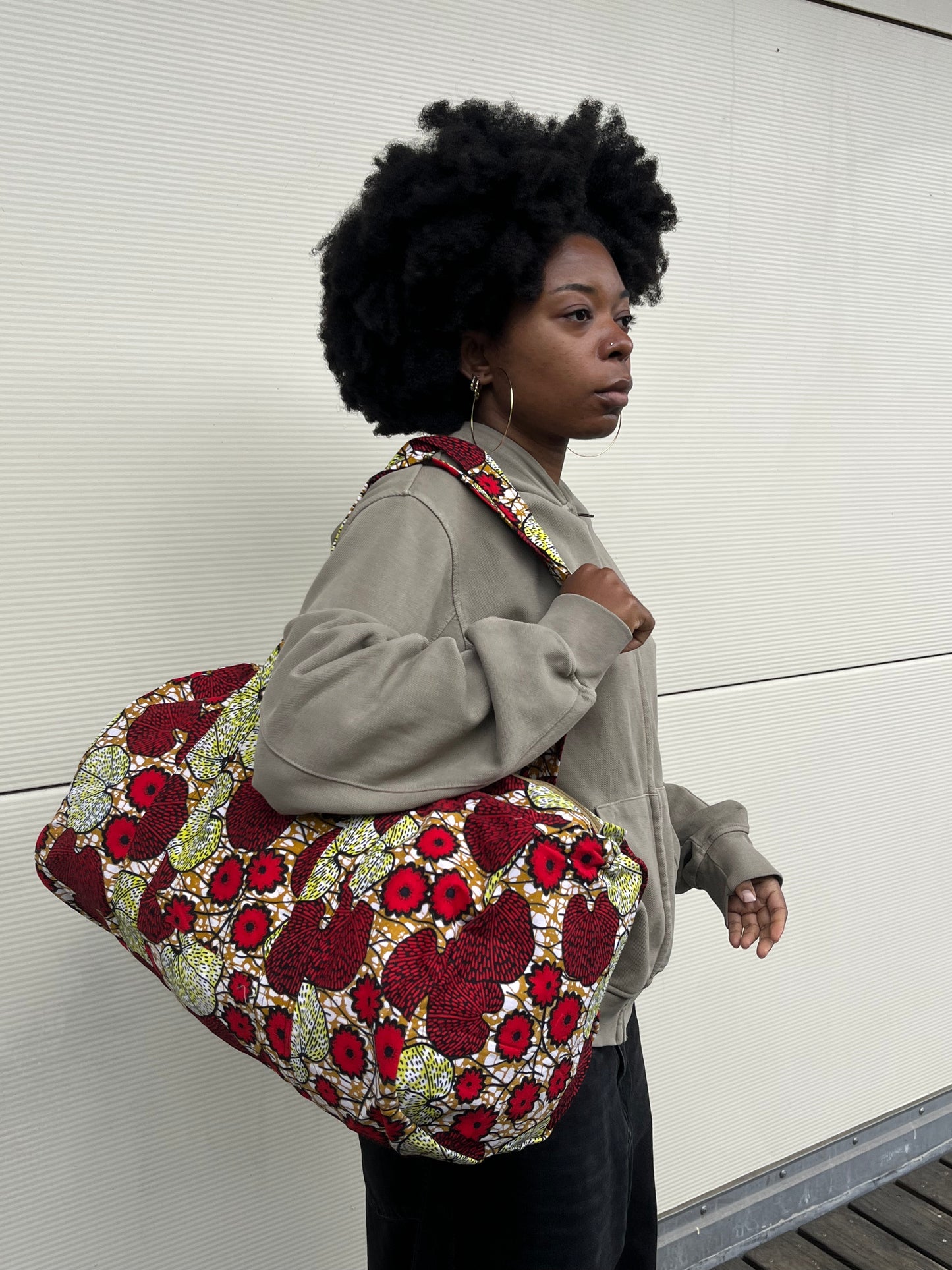 sac de voyage en wax à motifs floraux rouges