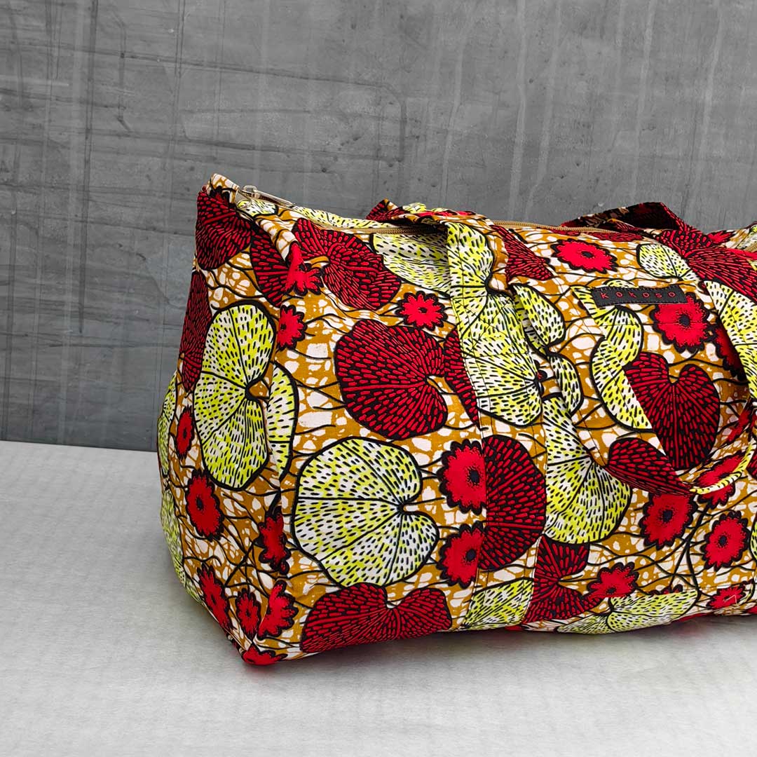 sac de voyage en wax à motifs floraux rouges