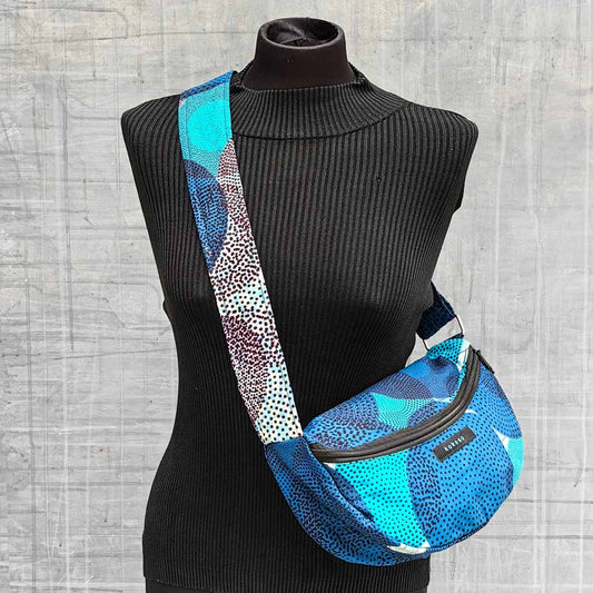 sacoche en wax bleue avec motif circulaire