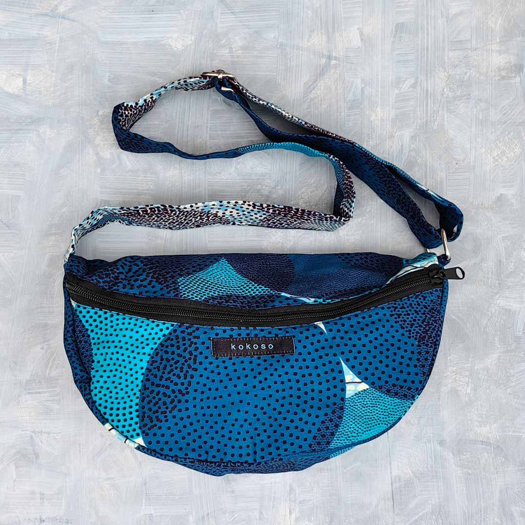 sacoche en wax bleue avec motif circulaire