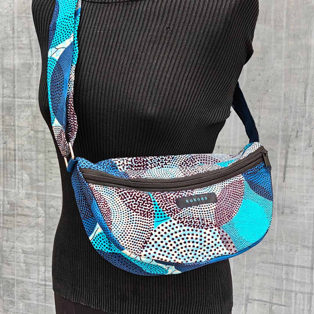sacoche en wax bleue avec motif circulaire